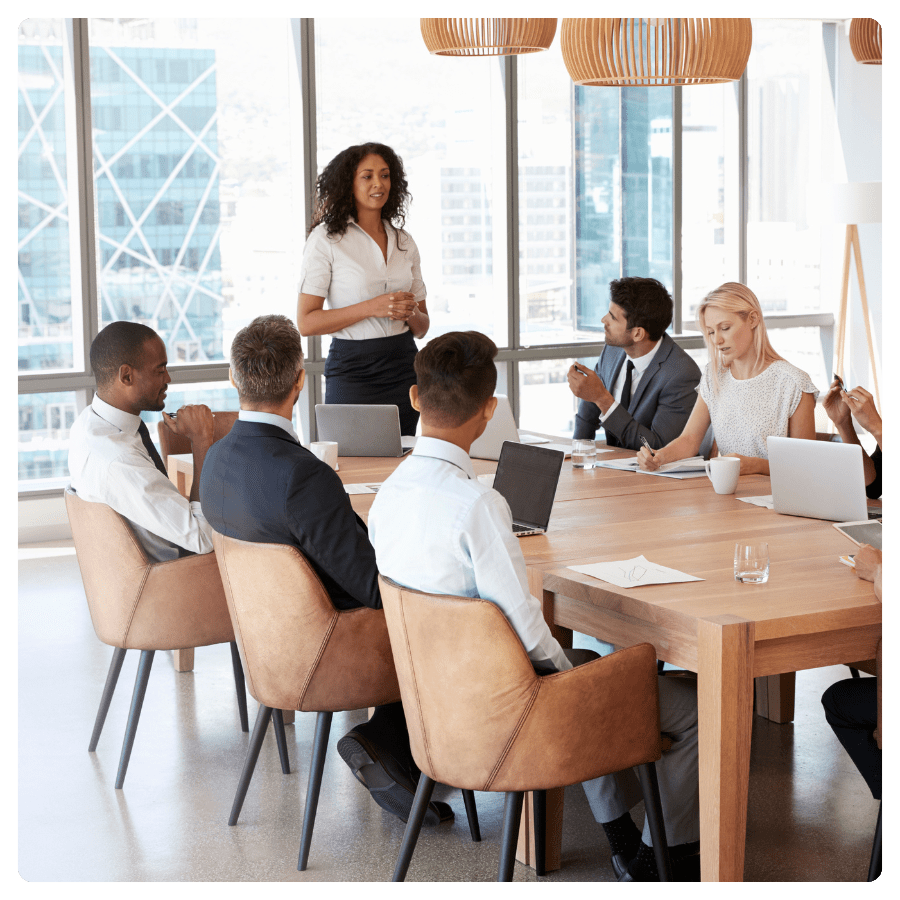 À qui s'adresse l'appariement produit ? L'appariement produit sert plusieurs équipes dans votre organisation en transformant des données produit éparpillées en enseignements clairs et actionnables : Équipes pricing : rapprocher vos SKU des offres concurrentes et suivre automatiquement prix, promotions et disponibilités en direct. Merchandisers : comparer les assortiments pour repérer les trous de catalogue, les recouvrements et les occasions de se différencier. Analystes marché : suivre le positionnement de produits identiques ou proches d'un canal à l'autre, pour une lecture plus fine du marché. Category managers : comparer visuels, attributs et nomenclatures produit pour rester cohérents et compétitifs.