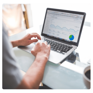 Person using Lengow's NetAmplify to manage Google Shopping Performance